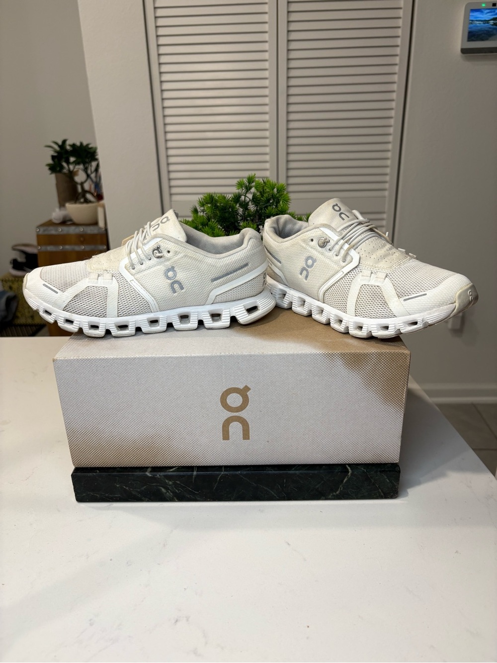 On Cloud Women’s Triple White Running shoes size 5.5